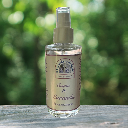 L'acqua di lavanda è una fragranza naturale con note rilassanti. Usata come tonico o spray, lenisce la pelle e crea un'atmosfera di tranquillità.