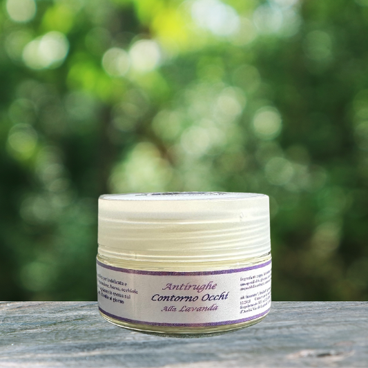 Una crema delicata e potente per il contorno occhi arricchita con l'essenza lenitiva della lavanda. Combatte efficacemente rughe, linee sottili e segni d'invecchiamento, donando al contorno occhi un aspetto fresco e giovanile. La lavanda rilassa e rinfresca la pelle, rendendo questa crema una scelta ideale per il trattamento antirughe quotidiano.
