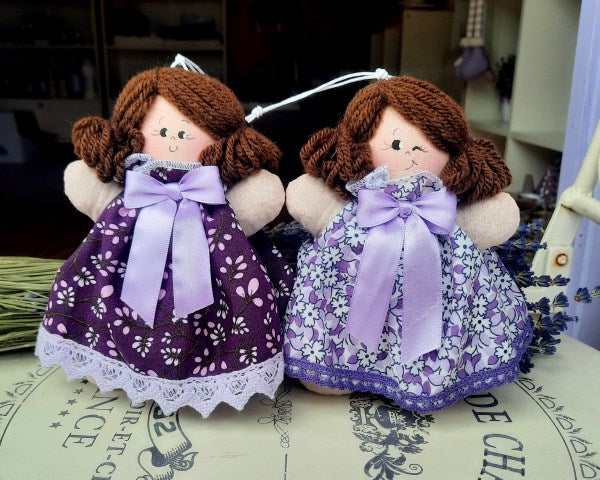 Bambole in stoffa. Bambola di pezza. bomboniere per cerimonie. bomboniere con lavanda, bomboniere originali, Bambolina di lavanda con vestitino a fiori, bambole piene di fiori di lavanda con codine castane. Idea bomboniera per bambina. Idea regalo per bambine, profuma ambiente bambola, bambola fatta a mano, articoli da regalo Natale. Sacchetti profumati.