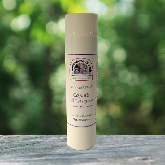 Un balsamo per capelli all'argan è un prodotto cosmetico progettato per idratare, nutrire e migliorare la lucentezza dei capelli. L'olio di argan, estratto dai semi dell'albero di argan, è ricco di vitamine, antiossidanti e acidi grassi benefici per i capelli. Questo tipo di balsamo è particolarmente adatto per capelli secchi, danneggiati o crespi. Aiuta a districare i nodi, rendendo i capelli più facili da pettinare, e contribuisce a migliorare la morbidezza e l'aspetto complessivo dei capelli.