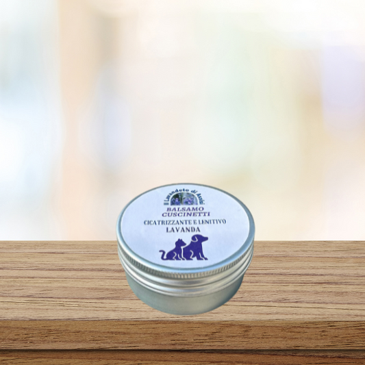 Il balsamo per zampe alla lavanda è un trattamento cicatrizzante e lenitivo per le zampe del tuo animale domestico. Formulato con l'aroma rilassante della lavanda, questo balsamo aiuta a guarire e proteggere le zampe screpolate, mentre offre un tocco di comfort e freschezza. Un'opzione ideale per prendersi cura del benessere delle zampe del tuo fedele amico.