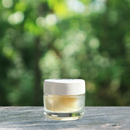 il Balsamo Labbra alla Lavanda è una soluzione efficace e profumata per mantenere le tue labbra idratate e protette, grazie alla combinazione delle proprietà lenitive della lavanda con ingredienti nutrienti e protettivi.