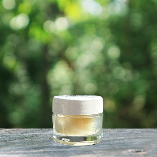 il Balsamo Labbra alla Lavanda è una soluzione efficace e profumata per mantenere le tue labbra idratate e protette, grazie alla combinazione delle proprietà lenitive della lavanda con ingredienti nutrienti e protettivi.