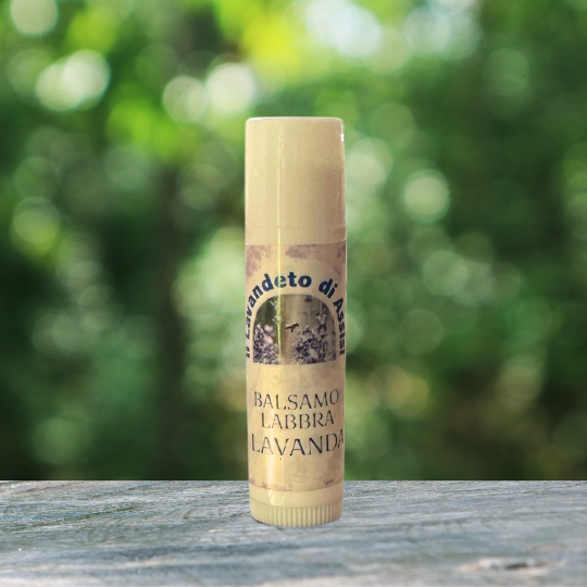 Un balsamo labbra alla lavanda in formato stick è un prodotto idratante e lenitivo per le labbra che offre una soluzione rapida e pratica per mantenere le labbra morbide e protette. La lavanda conferisce un profumo rilassante mentre gli ingredienti idratanti lavorano per prevenire la secchezza delle labbra. Ideale per un'applicazione rapida in qualsiasi momento della giornata.