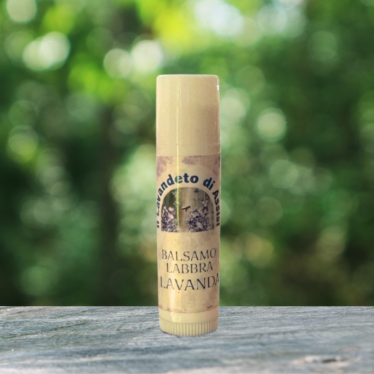Un balsamo labbra alla lavanda in formato stick è un prodotto idratante e lenitivo per le labbra che offre una soluzione rapida e pratica per mantenere le labbra morbide e protette. La lavanda conferisce un profumo rilassante mentre gli ingredienti idratanti lavorano per prevenire la secchezza delle labbra. Ideale per un'applicazione rapida in qualsiasi momento della giornata.