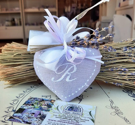 Il nostro sacchetto a forma di cuore con iniziale e lavanda all'interno è una delicatissima bomboniera per qualsiasi cerimonia o evento. Adatta anche per Laurea e Diciottesimo. Il cuore è confezionato con cinque confetti, bigliettino e spighette di lavanda.