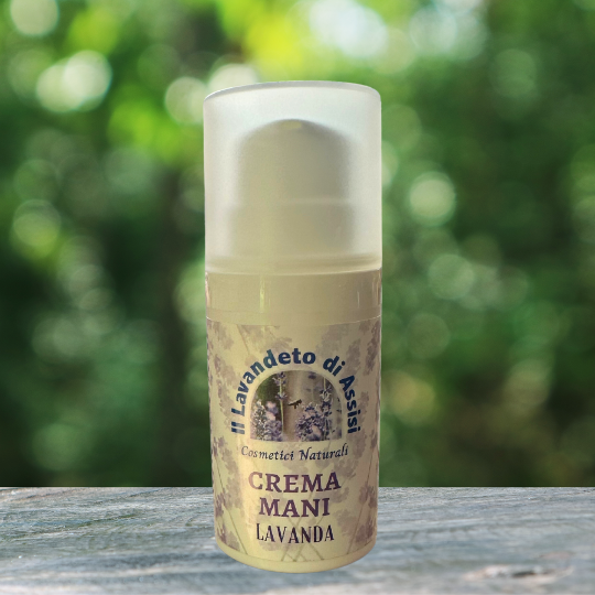 La crema mani alla lavanda è un'idratante delicato che lenisce e nutre la pelle delle mani. La lavanda aggiunge un tocco rilassante, rendendo l'applicazione un momento di piacere. Ideale per mantenere le mani morbide e protette dagli agenti esterni.