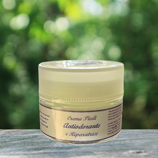 La crema piedi antiodorante e riparatrice alla lavanda è un trattamento completo per piedi freschi e sani. La lavanda neutralizza gli odori sgradevoli, mentre gli ingredienti riparatori idratano e ammorbidiscono la pelle. Un tocco di relax grazie alle proprietà calmanti della lavanda.