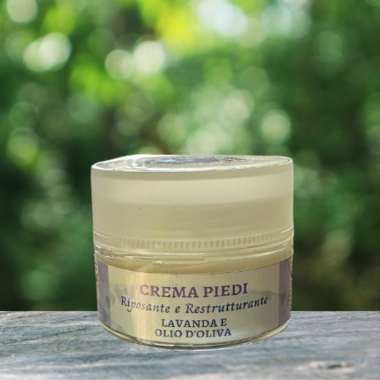 La crema piedi Lavanda e Olio d'Oliva è un trattamento idratante e lenitivo che unisce i benefici della lavanda e dell'olio d'oliva per piedi morbidi e freschi.