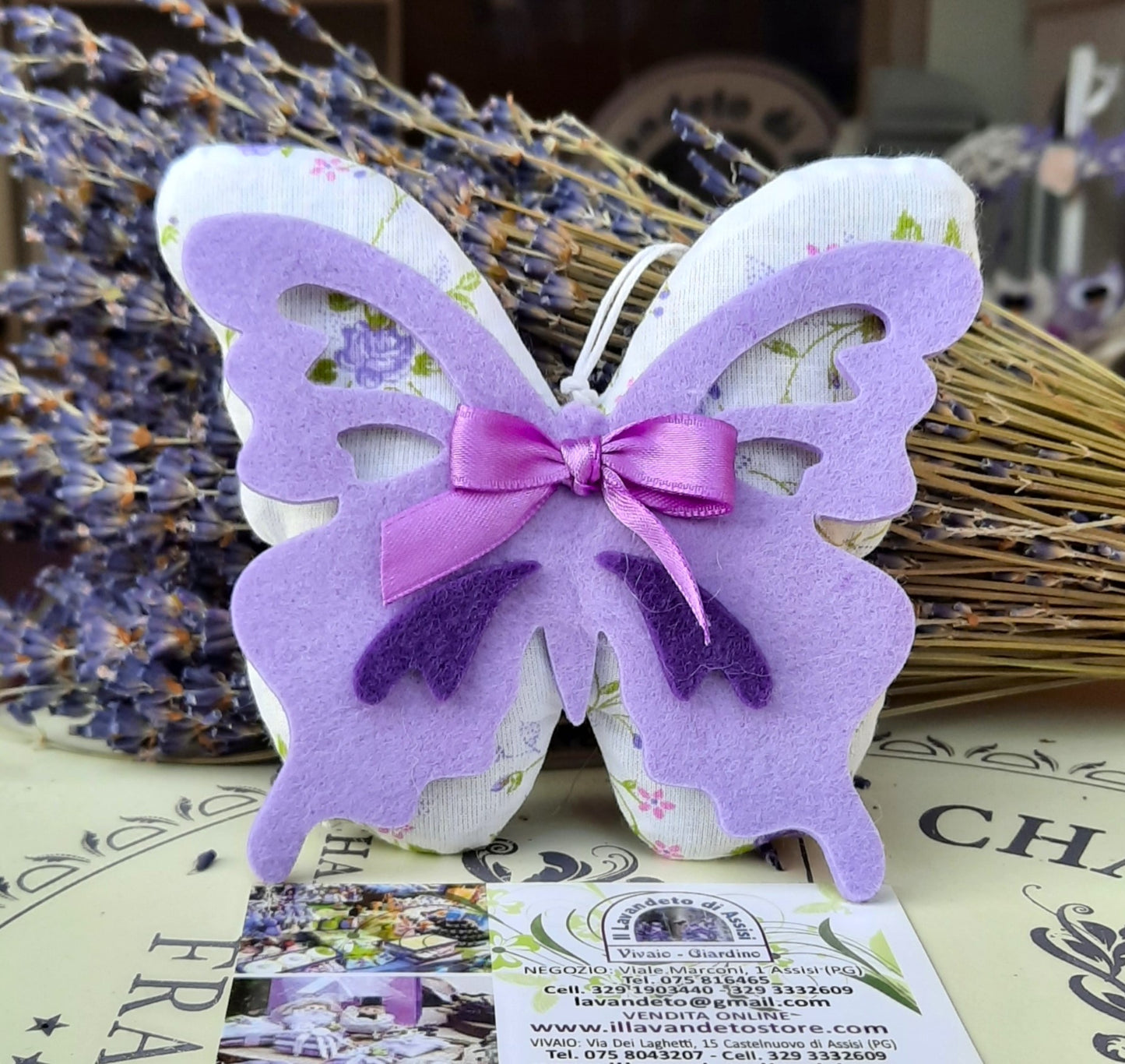 Bomboniera con farfalla, regalare una farfalla, idee regalo Farfalla, idee regalo di Natale, idee regalo Natale originali, regali di Natale personalizzati, idee per bomboniere Cresima, idee per bomboniere Battesimo. Cosa regalare alle amiche di economico. Farfalla su lavanda. Farfalla della lavanda