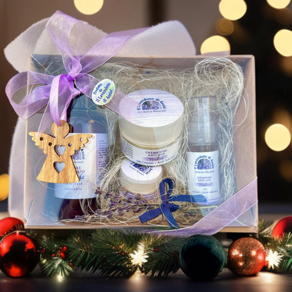 La confezione regalo contiene una crema contorno occhi, una crema viso antiage alla lavanda e acido ialuronico e un preziosissimo siero viso alla lavanda e acido ialuronico. Idea regalo per amiche, idee regalo per la mamma, regalo di Natale, idea regalo per Natale.