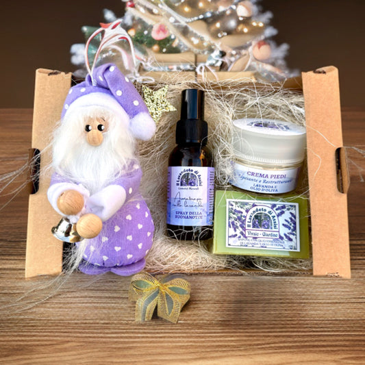 Gift box Natalizia. Confezione regalo Natalizia, regalo di Natale con Babbo Natale,  La confezione comprende un Babbo Natale con fiori di lavanda all'interno, uno spray buonanotte che può essere spruzzato nell'ambiente o sul cuscino, una crema piedi alla lavanda e una saponetta olio di oliva e lavanda. La confezione regalo natalizia comprende anche la scatolina e un bigliettino di auguri.