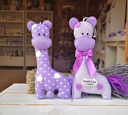 Un sacchetto di lavanda a forma di giraffa, prodotti alla lavanda, sacchetti per bomboniere, animali per bomboniere, giraffa per bomboniere, bomboniere battesimo, bomboniere profumate, bomboniere simpatiche, bomboniere fai da te, un oggetto profumato creativo e decorativo che contiene fiori essiccati di lavanda e ha la forma di una giraffa. Un sacchetto profumato a forma di giraffa riempito di fiori essiccati, bomboniere personalizzateccati di lavanda, ideale per profumare armadi, cassetti e ambienti