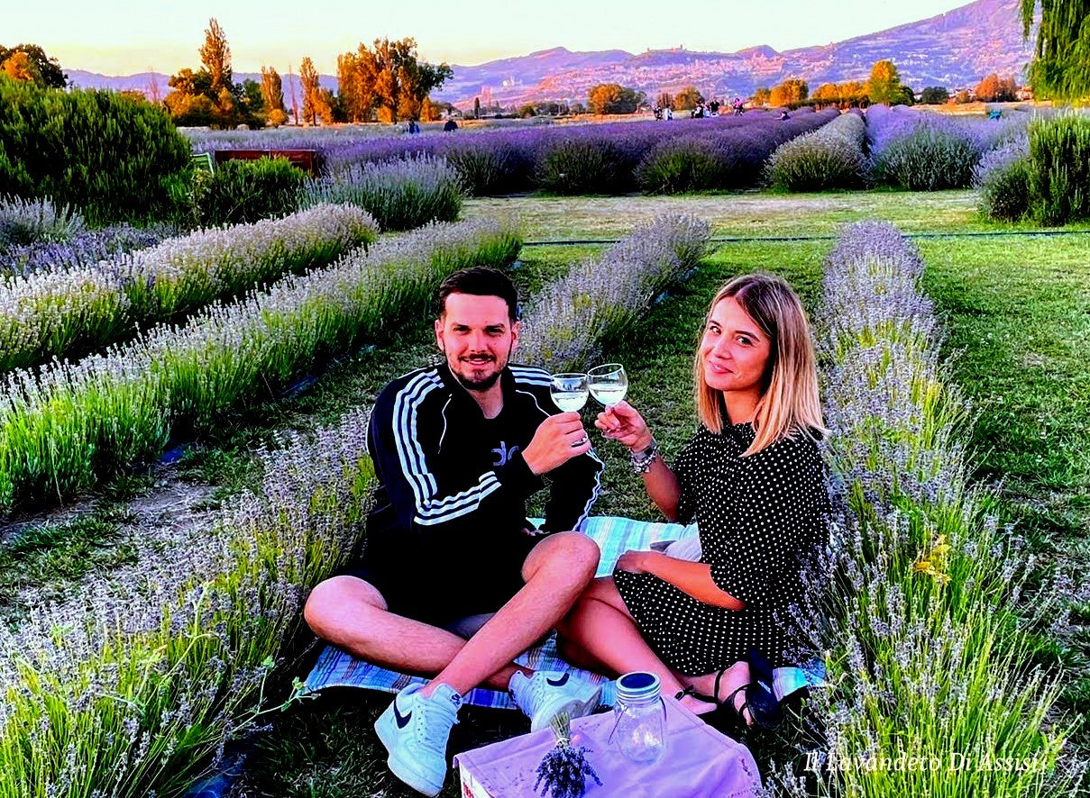 Picnic tra la lavanda. Picnic festa della lavanda. Apericena sulla lavanda. Aperitivo nei campi di lavanda, lavandeto, lavandeti, il lavandeto. Location per eventi, giardino per eventi, location per compleanno, location per matrimonio. Dove festeggiare il compleanno in Umbria, cosa fare a Perugia agosto, cosa fare ad agosto in Umbria, ferragosto in Umbria