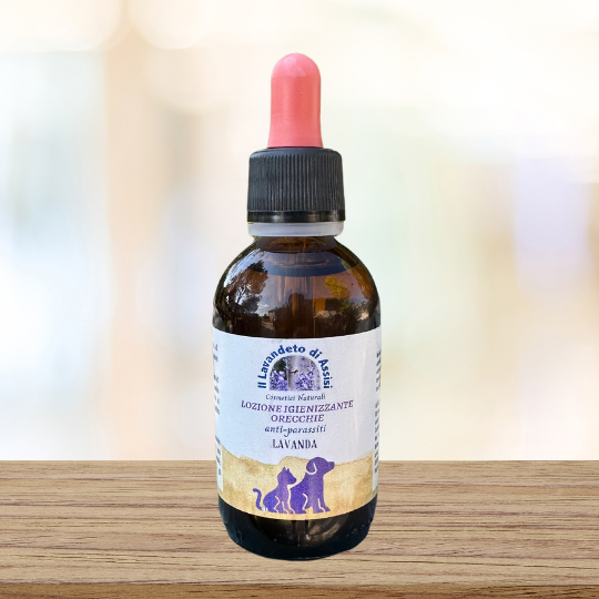 Una lozione igienizzante per orecchie anti-parassiti alla lavanda è un prodotto progettato per pulire e proteggere le orecchie degli animali domestici, come cani e gatti, dalla presenza di parassiti, come acari e zecche.