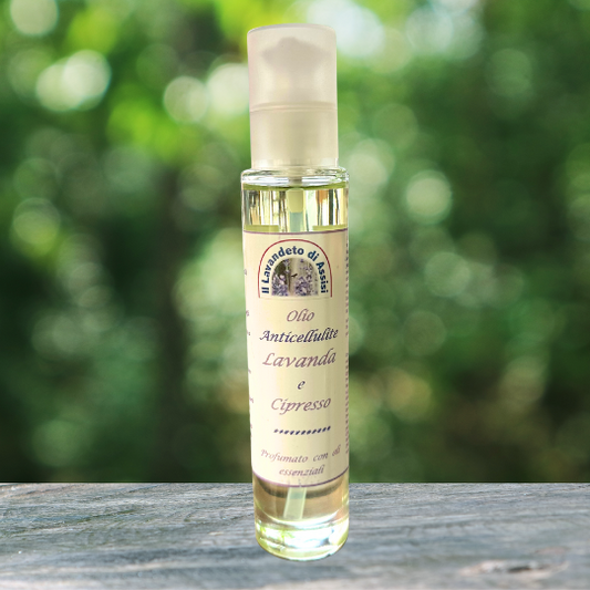 Olio anticellulite alla lavanda e cipresso: Un trattamento naturale formulato per aiutare a migliorare l'aspetto della pelle affetta dalla cellulite. Gli oli essenziali di lavanda e cipresso si combinano per promuovere la circolazione e la tonicità della pelle, donando un tocco di freschezza e vitalità alla tua routine di cura del corpo