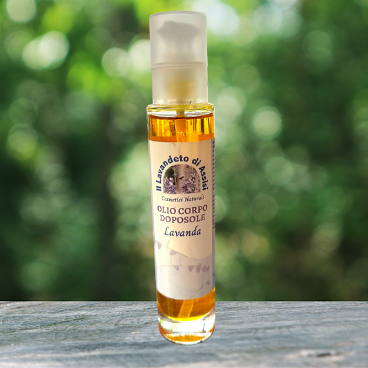 L'olio corpo doposole alla lavanda è un trattamento lenitivo post-esposizione solare. Arricchito con il rilassante profumo della lavanda, idrata e calma la pelle, aiutando a ridurre l'irritazione e il rossore. La sua formula nutriente, contenente oli benefici e vitamine, contribuisce al ripristino dell'equilibrio idrico della pelle esposta al sole. Un tocco di benessere aromatico per una pelle rigenerata e rilassata.
