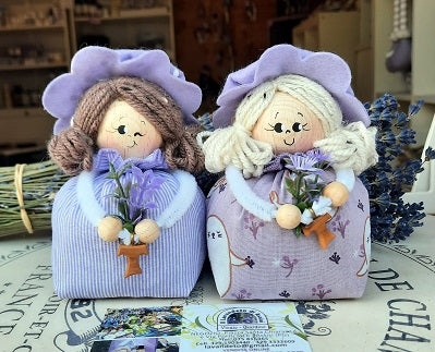 Bambola fatta a mano, bomboniera bambola, bomboniera con tao, bomboniera Francesca, Tao per bomboniera, bomboniera religiosa, Sacchetto a forma di bambolina, realizzato a mano con varie stoffe lilla. Bambola lavanda, sacchetto lavanda bambola