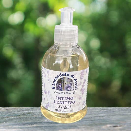 Il "Detergente Intimo alla Lavanda" è un prodotto delicato e profumato appositamente formulato per l'igiene intima quotidiana. Arricchito con l'aroma rilassante della lavanda, questo detergente offre una pulizia efficace e una sensazione di freschezza. La sua formula è studiata per rispettare il delicato equilibrio della zona intima, rendendolo adatto all'uso quotidiano. Un'opzione confortevole e delicata per la cura personale, con la nota lenitiva della lavanda.