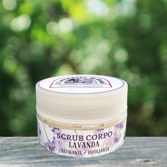 Lo Scrub corpo alla lavanda: Trattamento esfoliante delicato arricchito con oli essenziali di lavanda per una pelle più liscia e luminosa. La fragranza rilassante della lavanda offre un momento di tranquillità. Utilizza i granuli esfolianti per rimuovere delicatamente le cellule morte. Rivitalizza la tua pelle con questo scrub rigenerante."