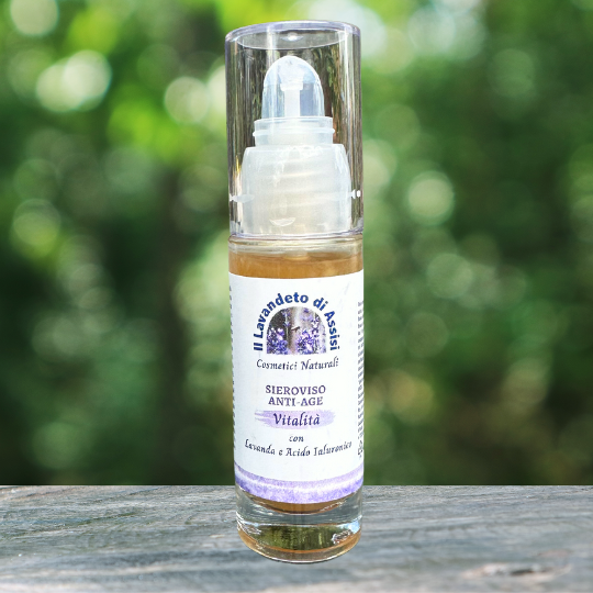 Il siero viso anti-age con lavanda e acido ialuronico è un trattamento avanzato per la pelle che unisce le proprietà calmanti della lavanda all'effetto idratante e antirughe dell'acido ialuronico. Questo siero leggero favorisce l'idratazione profonda, riducendo le rughe e le linee sottili, mentre gli antiossidanti della lavanda combattono i segni dell'invecchiamento. Da utilizzare mattina e sera, è un complemento ideale alla routine di cura della pelle per un aspetto giovane e luminoso.