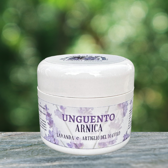 L'unguento Lavanda, Arnica e Artiglio del Diavolo è una potente soluzione naturale per il sollievo da tensioni muscolari, dolori articolari e gonfiori. Questa formulazione combinata di ingredienti naturali lenitivi offre un rapido sollievo e una sensazione di benessere. Applica l'unguento direttamente sulle zone interessate per un sollievo immediato e rinfrescante.