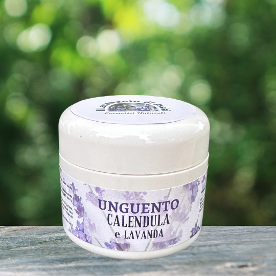 Unguento Calendula e Lavanda è una crema naturale che unisce i benefici lenitivi della calendula all'aroma rilassante della lavanda. Ideale per la pelle secca e irritata, questo unguento offre idratazione e comfort. Applica delicatamente per una sensazione di benessere e sollievo.