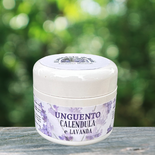 Unguento Calendula e Lavanda è una crema naturale che unisce i benefici lenitivi della calendula all'aroma rilassante della lavanda. Ideale per la pelle secca e irritata, questo unguento offre idratazione e comfort. Applica delicatamente per una sensazione di benessere e sollievo.