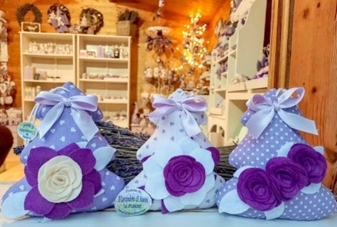 Un albero di Natale in stoffa con lavanda è un'adorabile decorazione natalizia realizzata con tessuto e riempita con fiori di lavanda essiccata. Questa creazione unisce l'atmosfera festosa del Natale con il delicato profumo rilassante della lavanda. Può essere utilizzato come decorazione per l'arredamento natalizio o come regalo unico per diffondere un tocco di calma e profumo natalizio in ogni ambiente. Sacchetti di lavanda a forma di albero. Idee regalo Natale