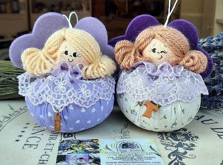 Angelo per bomboniere, angelo con fiori di lavanda e ciondolo Tao. Angelo Natalizio, bomboniera angelo. Bomboniera religiosa, bomboniera Tao. souvenir Assisi. Il nostro angelo in vendita on line è interamente realizzato a mano. Ideale come bomboniera e come regalo. Angelo fatto a mano.