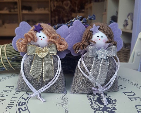 Angelo di Natale pieno di fiori di lavanda. Angelo natalizio, L'angelo in vendita online con fiori di lavanda è una decorazione natalizia originale. L'angioletto può essere con dettagli oro o argento. Idea regalo per Natale. Idea regalo natalizia. Angelo in organza e lavanda. sacchetti lavanda Natalizi