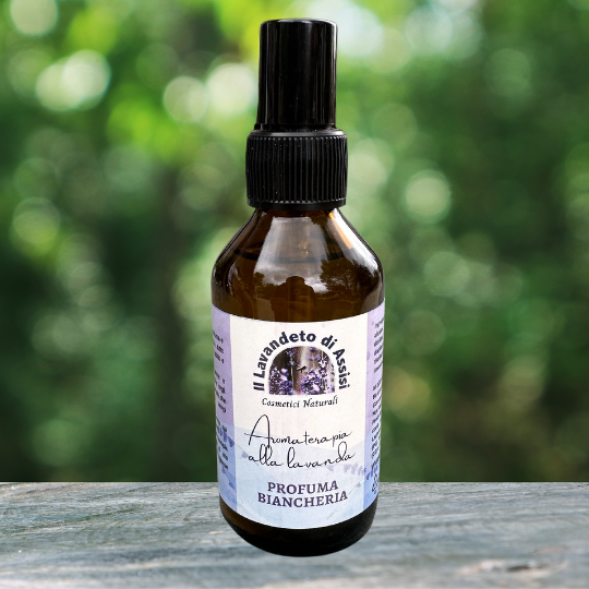 L'aromaterapia alla lavanda per profumare la biancheria è un modo naturale e piacevole per aggiungere un tocco di freschezza e comfort ai tuoi tessuti. Utilizzando oli essenziali di lavanda, puoi creare un'atmosfera rilassante e delicatamente profumata in ogni stanza. La fragranza rinfrescante della lavanda può permeare la tua biancheria, offrendo una sensazione di pulizia e tranquillità.