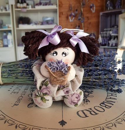 Bambola in Stoffa, bambola di pezza, Bambola in tessuto con codine. Bambola fatta a mano, bambola bomboniera. Bambola da regalare. Bambola profuma ambiente, piena di fiori di lavanda. Idee regalo Natale bambola fatta a mano. Bambolina con lavanda realizzata con stoffa color naturale, decorata con rose. La bambolina fatta a mano ha delle codine more e tiene in mano un piccolo cestino di fiori. Idea regalo Natale, idea regalo compleanno. Idea bomboniera.