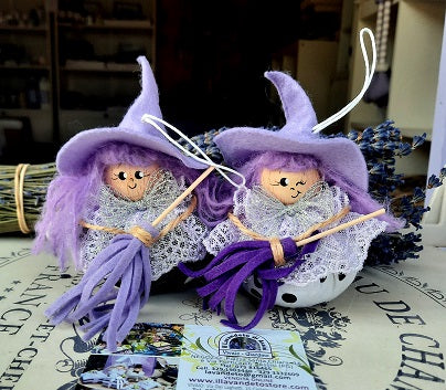 Regali di Natale originali, idee regalo di Natale, Befana in tessuto, Sacchetto di lavanda a forma di befana. La nostra befana alla lavanda contiene fiori di lavanda coltivata sotto Assisi. La befana è un'idea regalo Natale per amiche, idee regalo di Natale per colleghe, un0 idea regalo Natale per famiglia . Addobbo albero, decorazioni natalizie. prodotti alla lavanda vendita. Idee regalo per Epifania. Befana da appendere