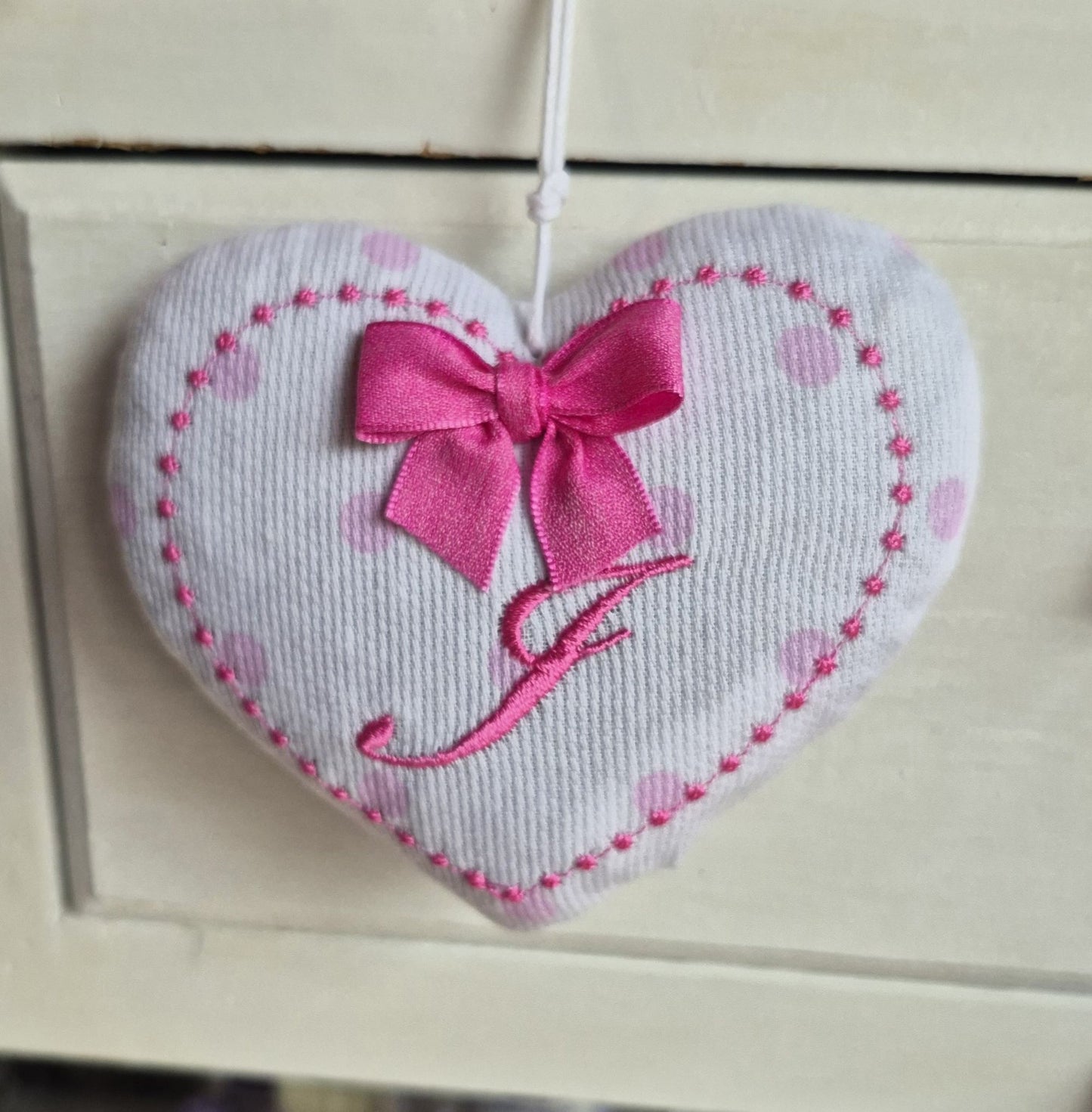 bomboniera bambina, bomboniere personalizzate, cuore in stoffa con iniziale, cuore con lavanda e dettagli rosa/fuxia