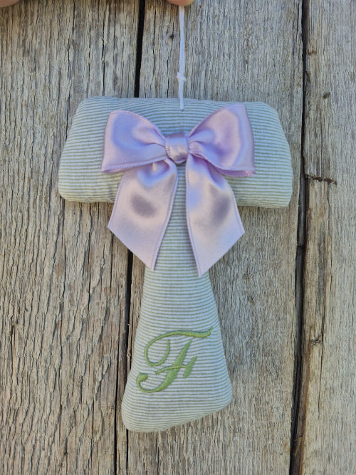 tau di San Francesco, bomboniere religiose, idea bomboniera, tau in stoffa con fiori di lavanda e iniziale ricamata