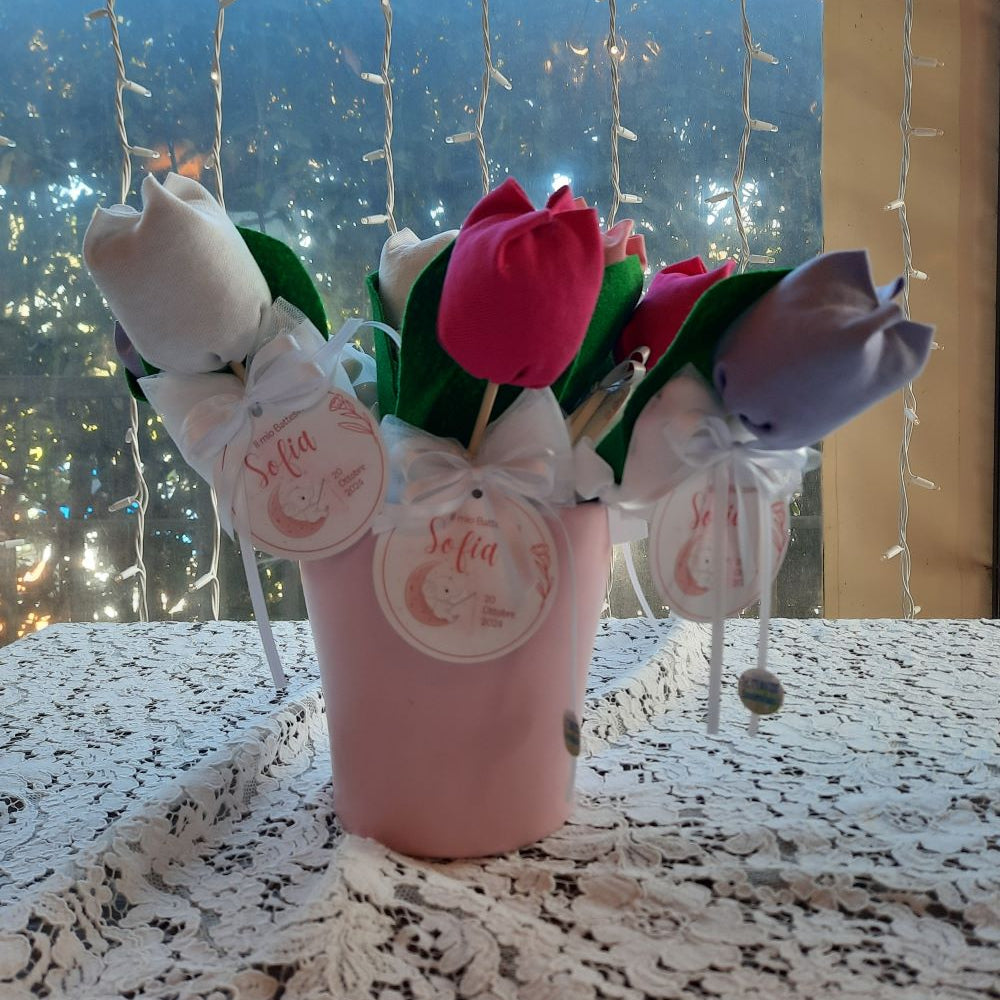 Bomboniera tulipano, tulipani particolari, fiore in tessuto, segnaposto con fiore, tulipani vendita online. Idea bomboniera nascita, bomboniere per baby shower. Segnaposto fiore per cerimonie. Fiore in stoffa, tulipano in stoffa, tulipano bomboniera, bomboniera con tulipano, bomboniera personalizzata.