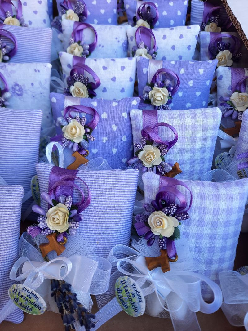 Bomboniere religiose, bomboniere religiose Prima Comunione, bomboniere religiose Santa Cresima.Bomboniera con tau, bomboniera religiosa Prima Comunione, bomboniera religiosa Santa Cresima. Il cuscino di lavanda è decorato con fiori, nastrini e ciondolo tau. La nostra bomboniera religiosa è una bomboniera realizzata a mano, è una bomboniera semplice e elegante.