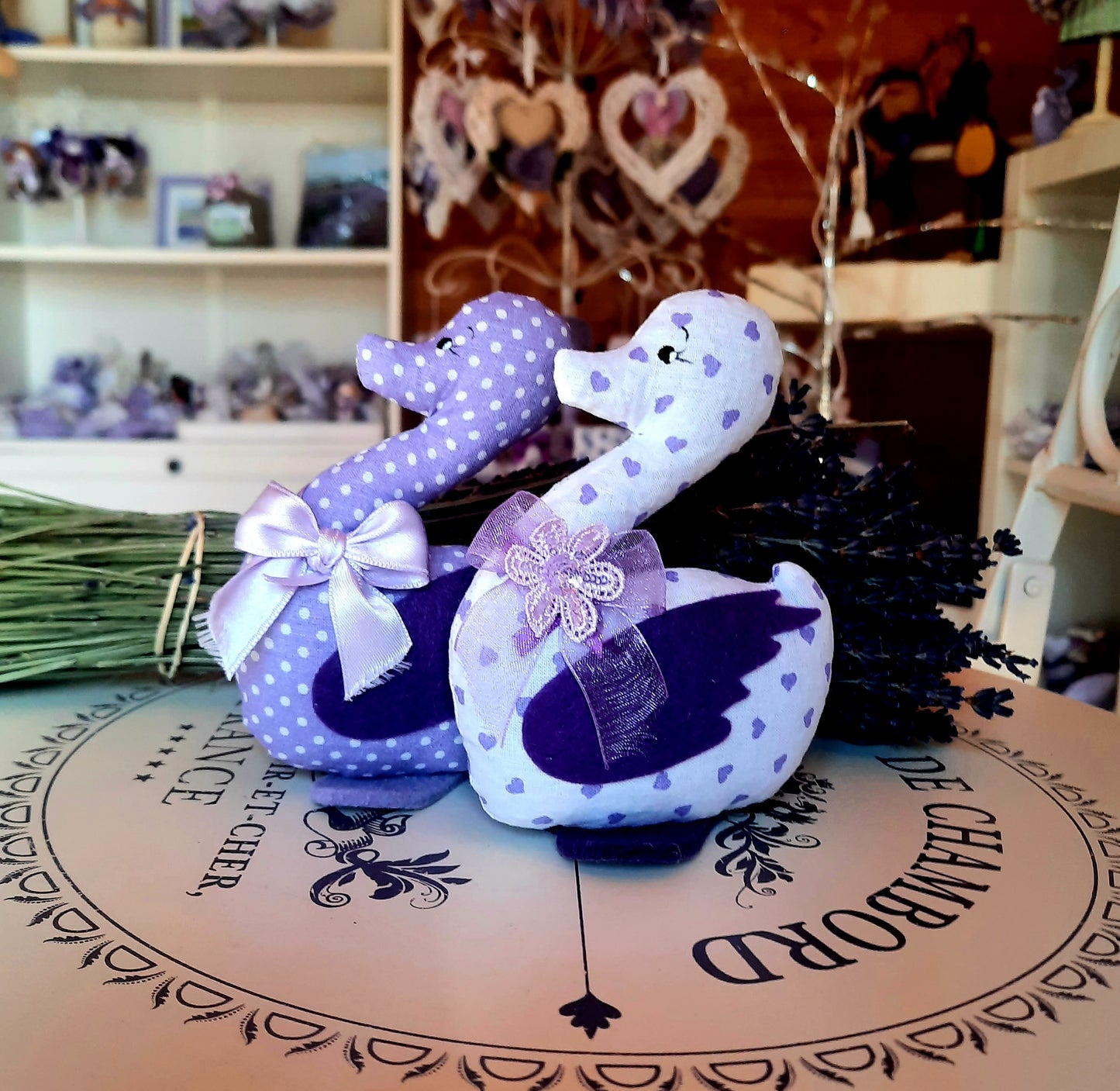 Paperella in stoffa nei toni del lilla decorata con nastrino. L'ochetta contiene fiori di lavanda.