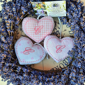 Cuore con iniziale con lavanda, bomboniera personalizzata per bambina