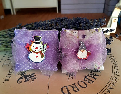 Idee regalo di Natale per amiche, idee regalo di Natale per colleghi, idee regalo di Natale economiche, idee regalo di Natale lavanda ,Natalizio, cuscinetti natalizi, regali natalizi lavanda, regali economici, regali di Natale economici, regali di Natale 2024, lavanda idee per regali fai da te, Idee regalo di Natale, idee regalo profumate, idee regalo per aziende, sacchetti Natalizi, cuscino profumato, sacchetti con decorazioni Natalizie, cuscini con lavanda, cuscini piccoli. regali maestre sotto 10 euro