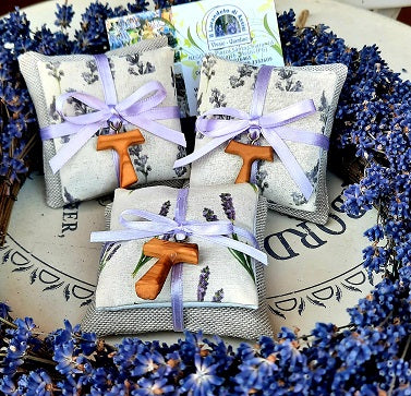 Bomboniere religiose, idee per bomboniere Cresima Maschio. Cuscinetti di lavanda con Tau in legno, se hanno applicato un ciondolo Tau Francescano di legno. Sono riempiti con la lavanda di Assisi. possono essere usati come decorazione e profuma ambiente per la casa, oppure possono essere divisi per inserire nei vostri cassetti. I cuscinetti di lavanda sono una bella idea per bomboniere, regalo San Francesco Assisi, un' idea regalo religiosa. Regali di Natale, souvenir Assisi.