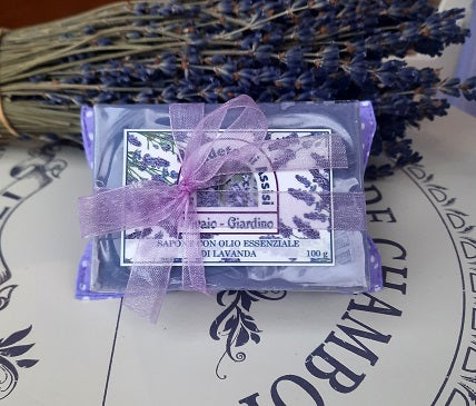 Cuscino di lavanda con sapone alla lavanda. Cuscino pieno di fiori di lavanda con saponetta con olio essenziale di lavanda da 100 gr. Prodotti alla lavanda, Idee regalo alla lavanda. Idee regalo, idee regalo con lavanda, idee regalo utili, idee regalo profumate, idee regalo per Natale. Sapone con olio essenziale di lavanda. cuscinetto lavanda