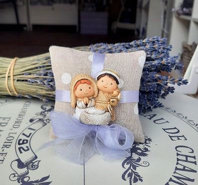 Cuscino di lavanda con presepe piccolo. Cuscino con lavanda e piccolo presepe. Cuscino con Sacra famiglia. Idea regalo Natale originale e graziosa. Bomboniere Battesimo con sacra famiglia. Bomboniere Battesimo originali. Bomboniere comunione religiose. Bomboniere religiose. Idee regalo di Natale per maestre