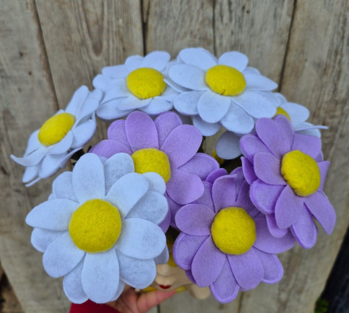 fiori di pannolenci. Margherite in pannolenci, margherita fatte a mano, ideali come bomboniere artigianali profumate con lavanda. Perfette per matrimoni, battesimi e decorazioni per la casa."