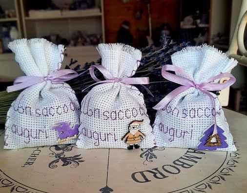 Sacchetti Natalizi. Idee regalo Natale. idee regalo Natale per aziende. Sacchetti con lavanda e frasi auguri. Sacchetti ricamati a punto croce. Sacchetti profumati. I nostri sacchettini con fiori di lavanda sono ricamati a mano con frasi natalizie. I sacchettini di lavanda sono realizzati a mano e sono un'idea regalo Natale economica e utile.