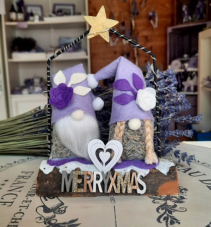 Gnomi natalizi, gnomi di natale, regalare gnomi , idee regalo Natale, idee regalo Natale con lavanda, cosa regalare ad una ragazza per natale, cosa regalare alle amiche per Natale, gnomi di Natale, sacchetti lavanda a forma di gnomo. idee regalo con lavanda, gnomi innamorati, gnomi con luci, gnomi originali. Idee regalo con scritta merry Christmas