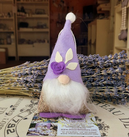 Gnomo con lavanda a sacchetto. regali di Natale originali. Gnomo Natalizio. Portafortuna elfo e gnomo. Lo gnomo è una perfetta idea regalo, ma può essere una decorazione profumata tutto l'anno. come realizzare elfo, elfo fatto a mano, addobbi Natalizi, segnaposto natalizi, segnaposto natalizio gnomi o elfo. Gnomo portafortuna. idee regalo di Natale per tutti. Regali aziendali