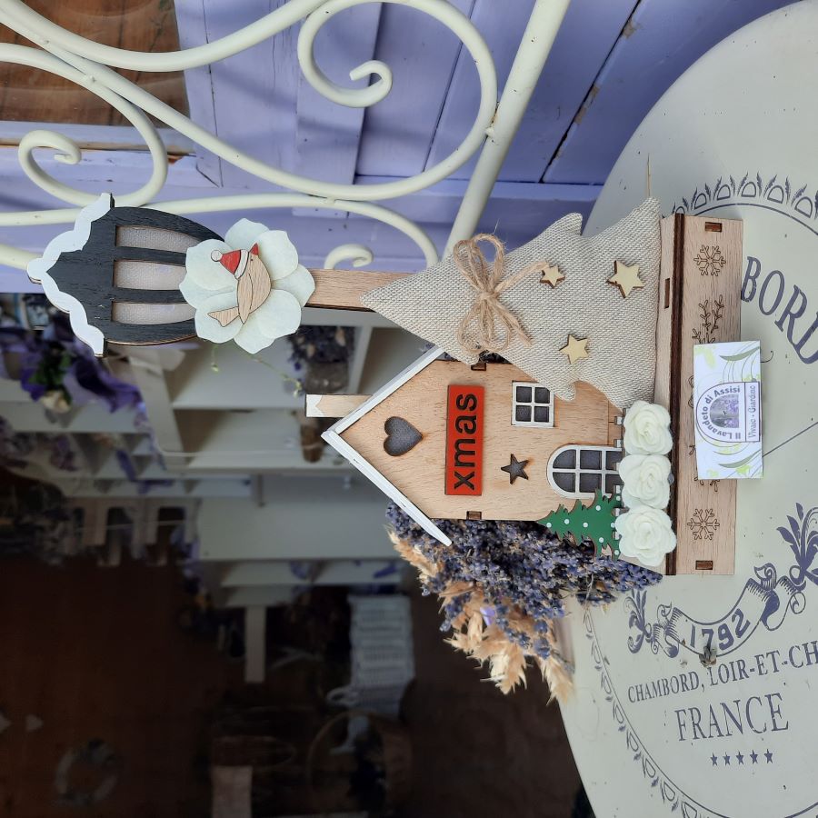 Decorazione Natalizia, decori Natalizi con luci, albero di Natale pieno di lavanda. Novità Natale 2024, idee regalo Natale, idee regalo Natale originali e utili, Idee regalo Natale 2024, regalo con scritta xmas