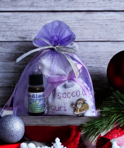 Confezione regalo Natale, gift box natalizia con olio di lavanda e sacchetto auguri. Idea regalo Natale utile, idea regalo di Natale economica, idea regalo di Natale per tutti, idea regalo di Natale per la casa. L'olio essenziale di lavanda puro, sacchetti confezione regalo natale, vendita on line lavanda, vendita on line di olio essenziale di lavanda, sacchettino con lavanda ricamato.